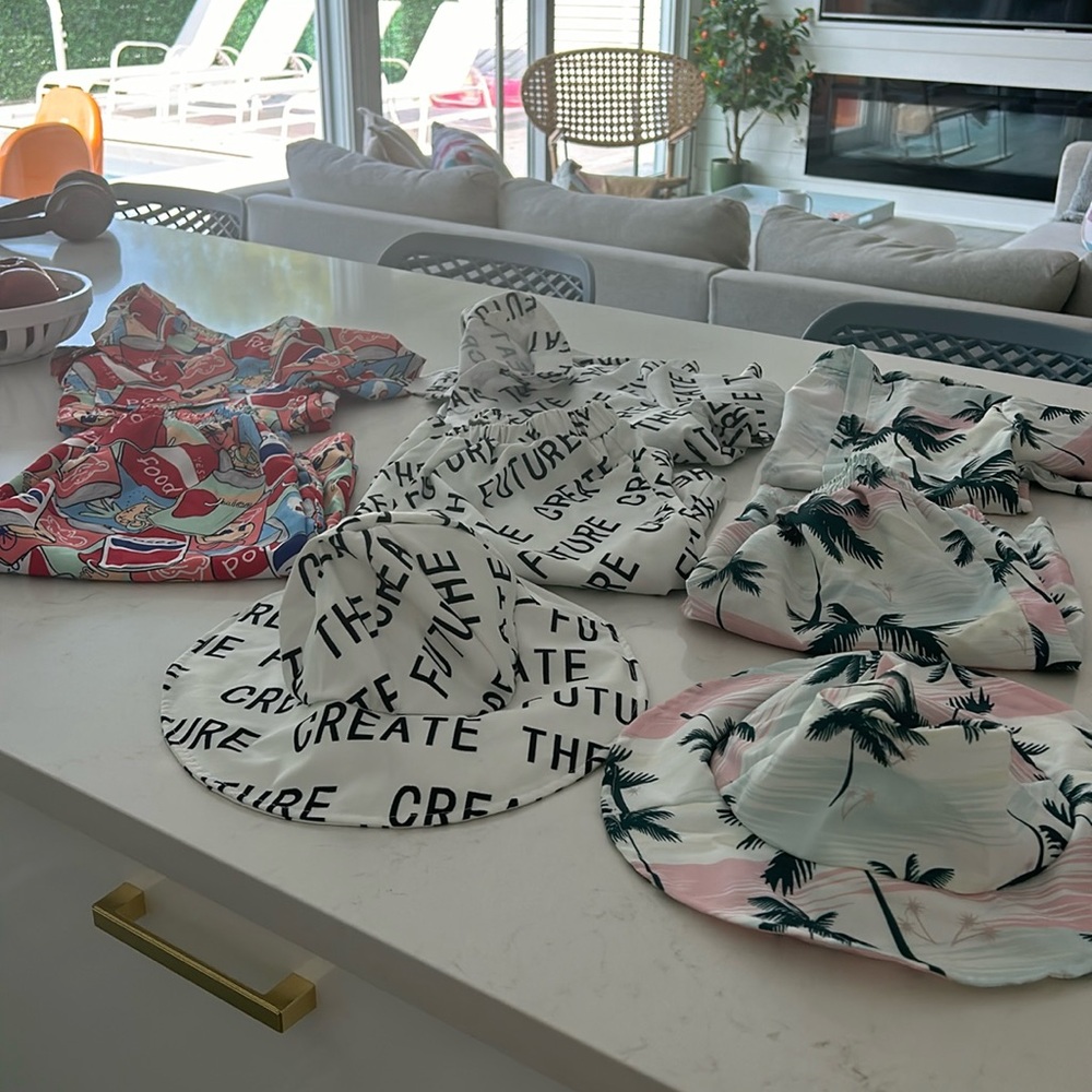 3 boys outfits with 2 hats size 10 to 12ish❤️